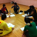 メガネを触る大泉