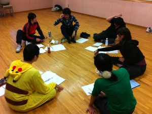 メガネを触る大泉